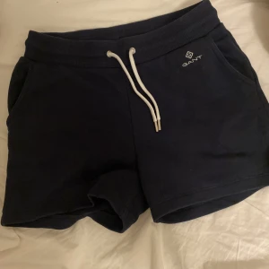 Gant mjukis shorts - Jag säljer dessa jätte bekväma gant mjukis shorts perefekta för sommaren! Dem är i nyskick eftersom jag har använt dem kanske en gång i somras jag säljer dem eftersom jag har inga kläder som pssar med dem. Jag säljer dem för 250, original priset var 1000❤️