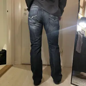 Klassisk denimblå jeans från Rookies Jeans. 100% Cotton. Bring back 00’s! Modell för honom (strl M, 180 cm) men passar även henne (strl S, 170 cm). 