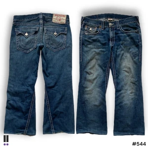 True Religion Jeans 544 - 💜Model: Joey Big T 💜Tag: 36/33 💜Waist: 48 cm 💜Inseam: 77 cm 💜Outseam: 102 cm 💜Leg opening: 26 cm 💜Flaws: Reparerade på höger och vänster ben framsidan 