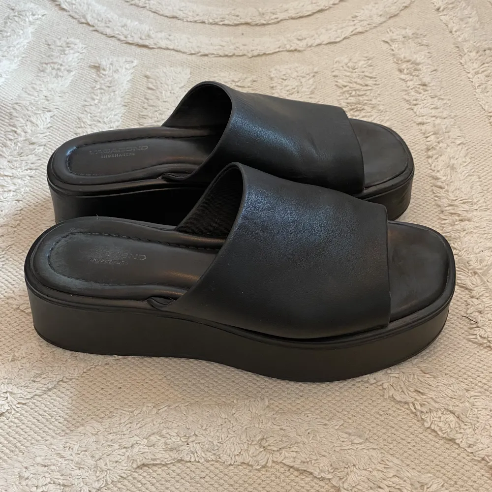 Säljer mina vagabond platå sandaler som jag köpte förra sommaren! Det finns tecken på användning men de är i fint skick överlag🌸 köpta för 1200 i butik och mitt pris är 499 plus frakt . Skor.