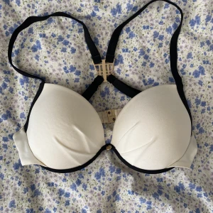 Bikini - Så fin bikini med emblem i ryggen, skulle säga C-kupa 🤍från hunkemöller, endast använd 1 gång. 50kr + frakt 🦋🤍