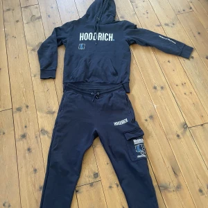 Tracksuit - Säljer detta Hoodrich sett som har en liten defekt på byxan som du kan se på bild 3, annars är settet i gott skick ny priset är 1700kr och både byxa och tröja är i storlek L. Du kan köpa separat om du vill.