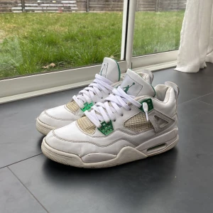 Jordan 4 metallic green - Jordan 4 metallic green, äkta men gammal modell så har börjat gå upp lite vid sulan. Men går att fixa enkelt hos skomakare. Pga gammal modell så är nätet rakare än nyare modeller. Nypris: 9000kr, priset kan diskuteras vid snabb affär. 