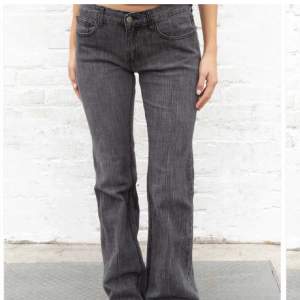 Säljer dessa gråsvarta jeans från brandy Melville då dem har blivit för små på mig. Storlek 28x30. Använt knappt. Dm mig för flera bilder :)