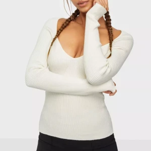 ribbad tröja  - sååå fin långärmad topp / tröja, tyvärr har den inte kommit till användning då jag inte brukar bära långärmat & endast testad ❤️köpt på nellys hemsida, märket är vero moda! bär vanligtvis xs/s men denna passar mig för referens