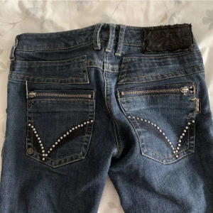 Lågmidjade jeans - Köptes här på plick men har aldrig använt dom, lånade bilder från förra ägaren. Dom är lågmidjade och modellen regular
