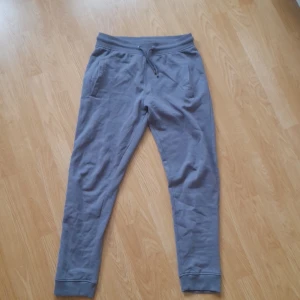 GråavMjukisbyxor - Jätte mjukt och skönt matrial i insidan av byxorna, används fåtal gånger, säljer lika dana fast i blå, säljer för att dom är för små