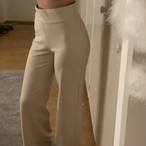 Byxor - så snygga crepe straight pants från Nelly 💓 knappt använda då de är lite stora för mig i midjan! 