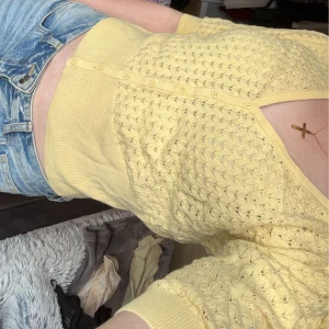 Stickad T-shirts  - Gul T-shirt med stickat tyg. Endast använd fåtal gånger.