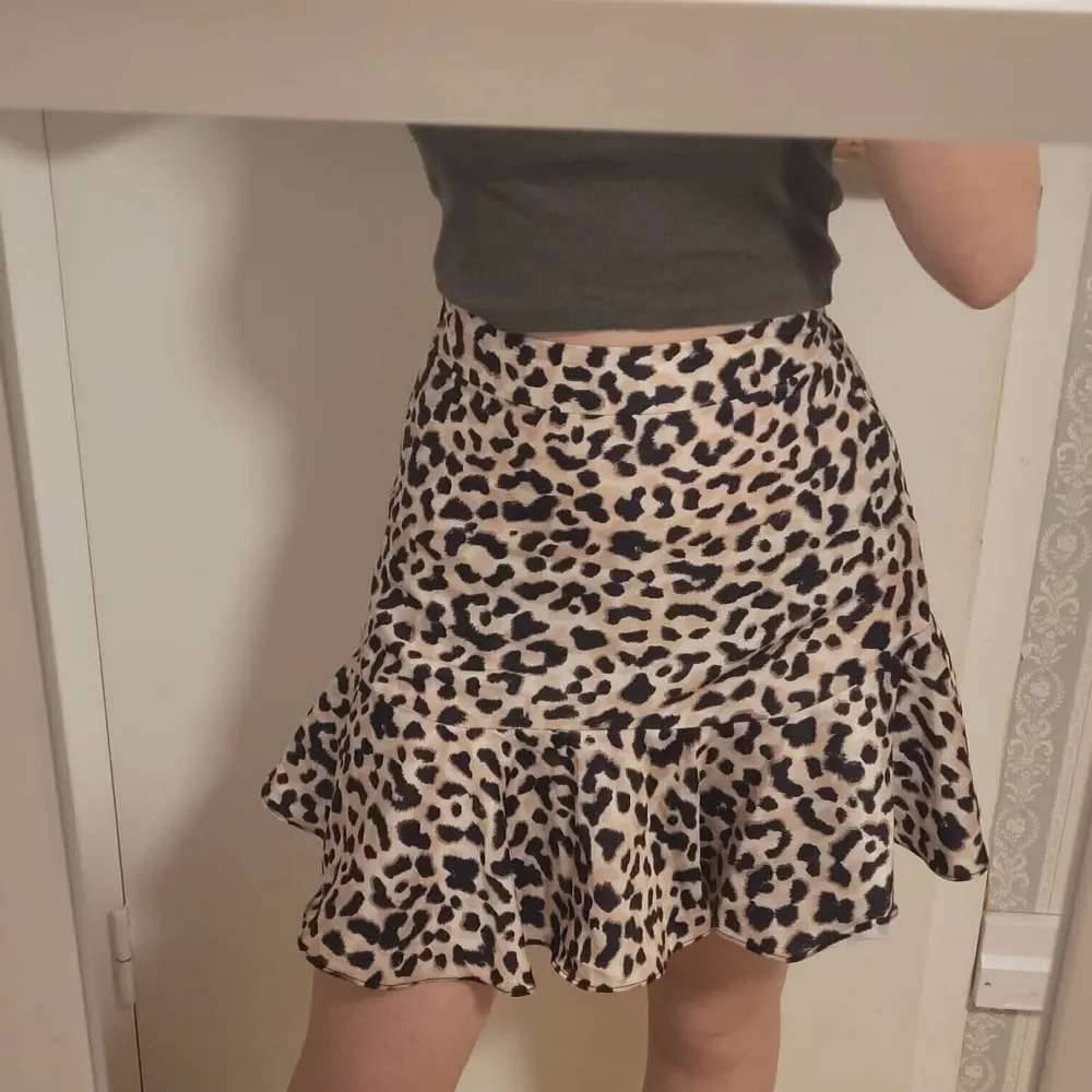 Leopard sommar kjol. Storlek 34. Den sitter för tight på mig, har knappt haft på mig den👍🏻. Kjolar.