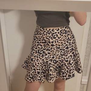 Leopard sommar kjol. Storlek 34. Den sitter för tight på mig, har knappt haft på mig den👍🏻