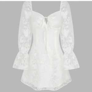 Klänning - Säljer min superfina klänning. Perfekt till studenten. Slutsåld i alla storlekar på hemsidan!🔥🔥 (jag är 175 cm)