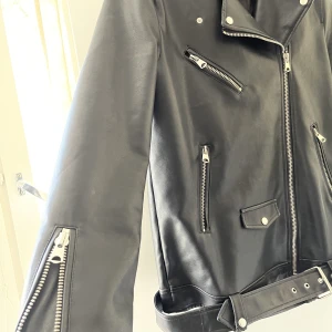 Skinnjacka - Säljer denna fina skinnjackan ifrån stradivarius. Den är i fint skick och har inga slitage! Jackan är oversized och passar perfekt nu på våren! 🌟nypris; 699 kr