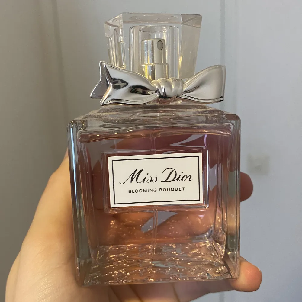 En DIOR parfym i lukten av Blooming Bouquet som jag har använt 3-4 gånger. Har ingen användning till parfymen därav väljer att sälja den. Förpackning och kvitto till parfymen saknas. För fler frågor skrivs privat❤️. Övrigt.