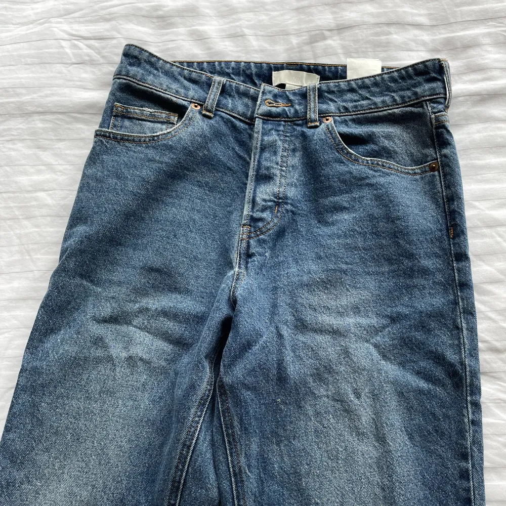 Dessa baggy jeans från H&M är knappt använda endast ett par gånger och därför i mycket bra skick!💞. Jeans & Byxor.