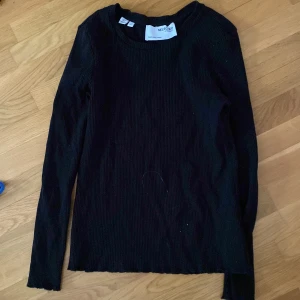 En svart ribbstickad långarmäd  - En selected femme tröja. Ribbad bommul, stickad  