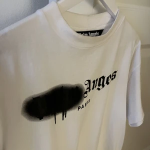 Palm Angels - Palm Angels T-shirt nypris 2500kr använd enstaka gånger perfekt till sommaren. Storlek M men är oversize så kan passa L