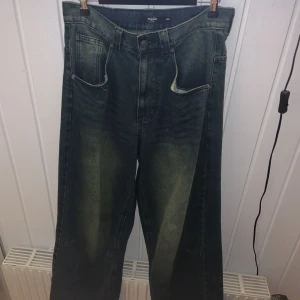 Jaded london colussum jeans  - Säljer mina Jaded london jeans för jag byter stil  Storleken är 32 i midjan och dem är ungifär  110 cm långa, passar mig perfekt är 187.  Pris kan diskuteras 