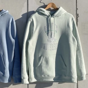 Saints university  - Säljer den mintgröna Saints University hoodien i storlek M, super bekväm och varm 💕 Nyskick och bara använd en gång innan. 