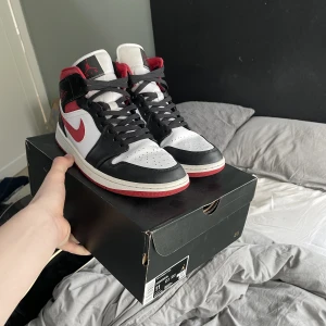 Jordan - Tjenare säljer ett par Jordan 1 gym red. Dem är använda men fortfarande i väldigt bra skick 7.5/10. Priset är prutat och klart så ingen prutning sker. Storlek 45 låda tillkommer dock inge kvitto. Perfekt vårsko!