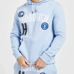 Hoodrich trachsuit - Säljer min snygga tracksuit från Hoodrich. Hoodien är i storlek S och byxorna i M men passar S/M i båda. Köpte för 2000kr och säljer för 1000kr. Använd ett fåtal gånger. Köparen betalar för frakt✨✨