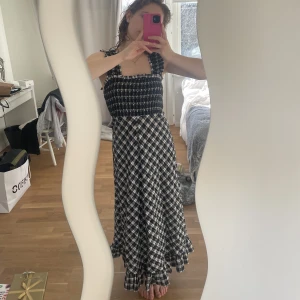 Ganni gingham klänning - världens finaste ganni klänning, använd några gånger under en sommar/vår, i nyskick. Strl 34 passar mig som har 34/36 och är 165 cm lång! Pris kan diskuteras
