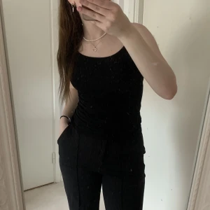 Svart linne  - Svart linne som är perfekt som bad plagg! köpt för nått år sedan och använt fåtal gånger 