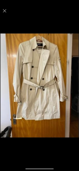 Trenchcoat esprit - Supersnygg trenchcoat från esprit som knappt är använd. Storlek 40-42