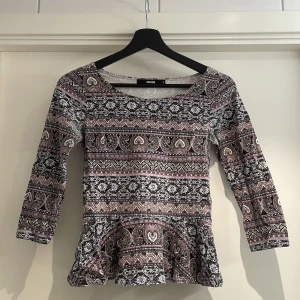 Blus - Storlek Xs-S  Pris kan diskuteras vid snabb affär! 