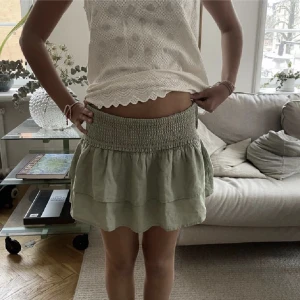 Mango kjol  - Säljer denna kjolen fast i blått🫶🏻☺️ supper fin och den perfekta sommar kjolen!❤️‍🔥❤️‍🔥Den går även att vika ner som på den första bilden❤️‍🔥👌Andra bilden är min egen😚❤️