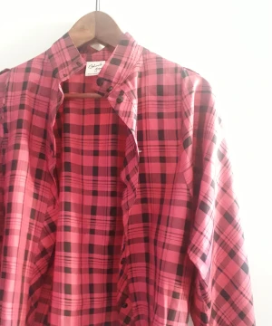Vintageblus - 90-tals vintageblus cerise och svart rutig