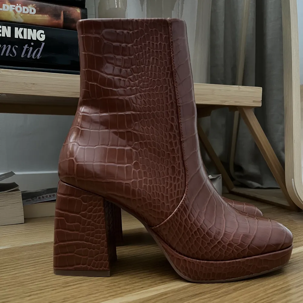 Bruna boots i storlek 39. Från ASOS aldrig använda endast provade inomhus. Skor.