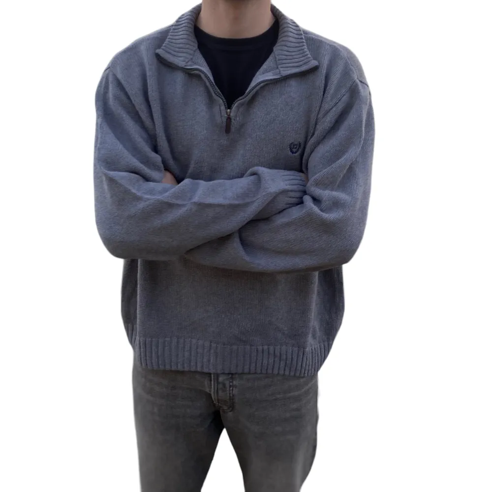 En grå sweatshirt i superbra skick! Modell är 186 och bär vanligtvis M-L. :). Hoodies.