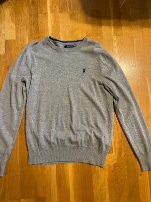 Ralph lauren tröja - Hej! Jag säljer en Ralph lauren tröja i väldigt fint skick. Säljer den då den är liten på mig. Hör av dig vid minsta lilla fundering!/ Oskar