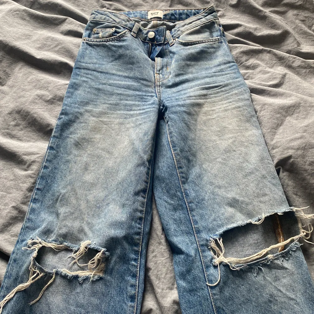 Snygga jeans ifrån Lager 157. Köpta för 1 år sen men använt få gånger . Höga . Köpare står för frakt . Jeans & Byxor.