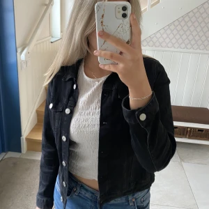 Jeansjacka - Säljer min svarta jeansjacka💗 Köpt på zara för ca ett år sedan och är i bra skick!