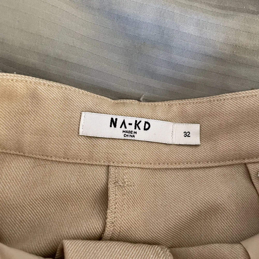 Kostymbyxor från NA-KD, som nya, använt nån enstaka gång🌸Slits nera vid benen, Strl 32, passar även 34. Jeans & Byxor.