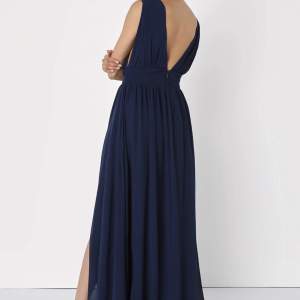 Så fin marinblå balklänning med slits! Helt oanvänd då den köptes som extra klänning! Nypris 1500kr