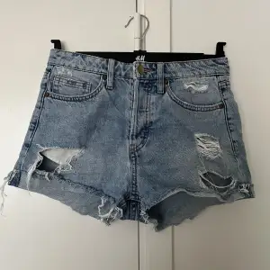 Snygga jeansshorts från H&M med slitningar och knappgylf. Säljes p.g.a för små för mig😊