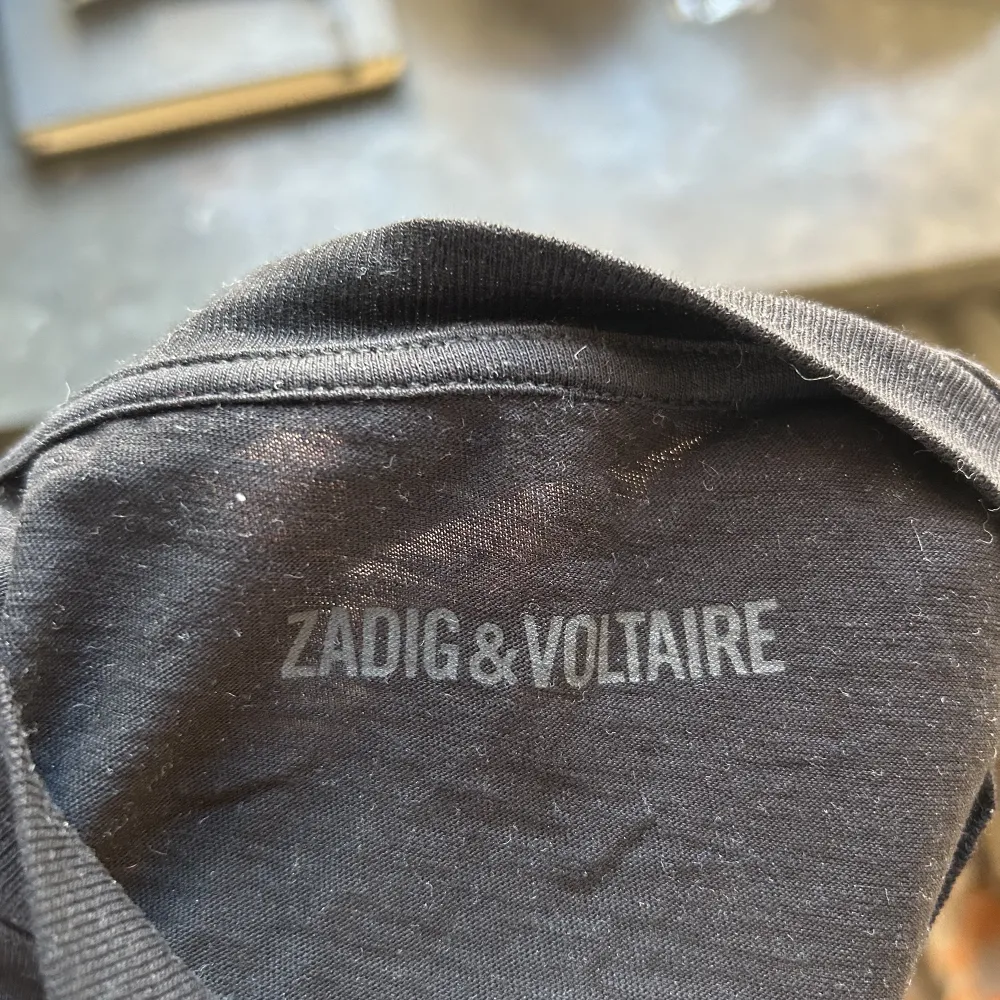 Så himla fin och populär t shirt från Zadig et Voltaire! Använd ett fåtal gånger och har inga defekter😊köpt för ca 1500kr i butik💕😊. T-shirts.