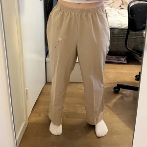Kostymbyxor - Snygga tunna kostymbyxeliknande byxor i beige! De är köpa second hand och säljes då de inte kommer till användning💕
