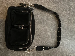 Noella-liknande väska - Väska från Gina, påminner om noella! Använd men i bra skick och helt ren. Enda defekten är spännet men har spänt enligt bilden istället och funkar bra!