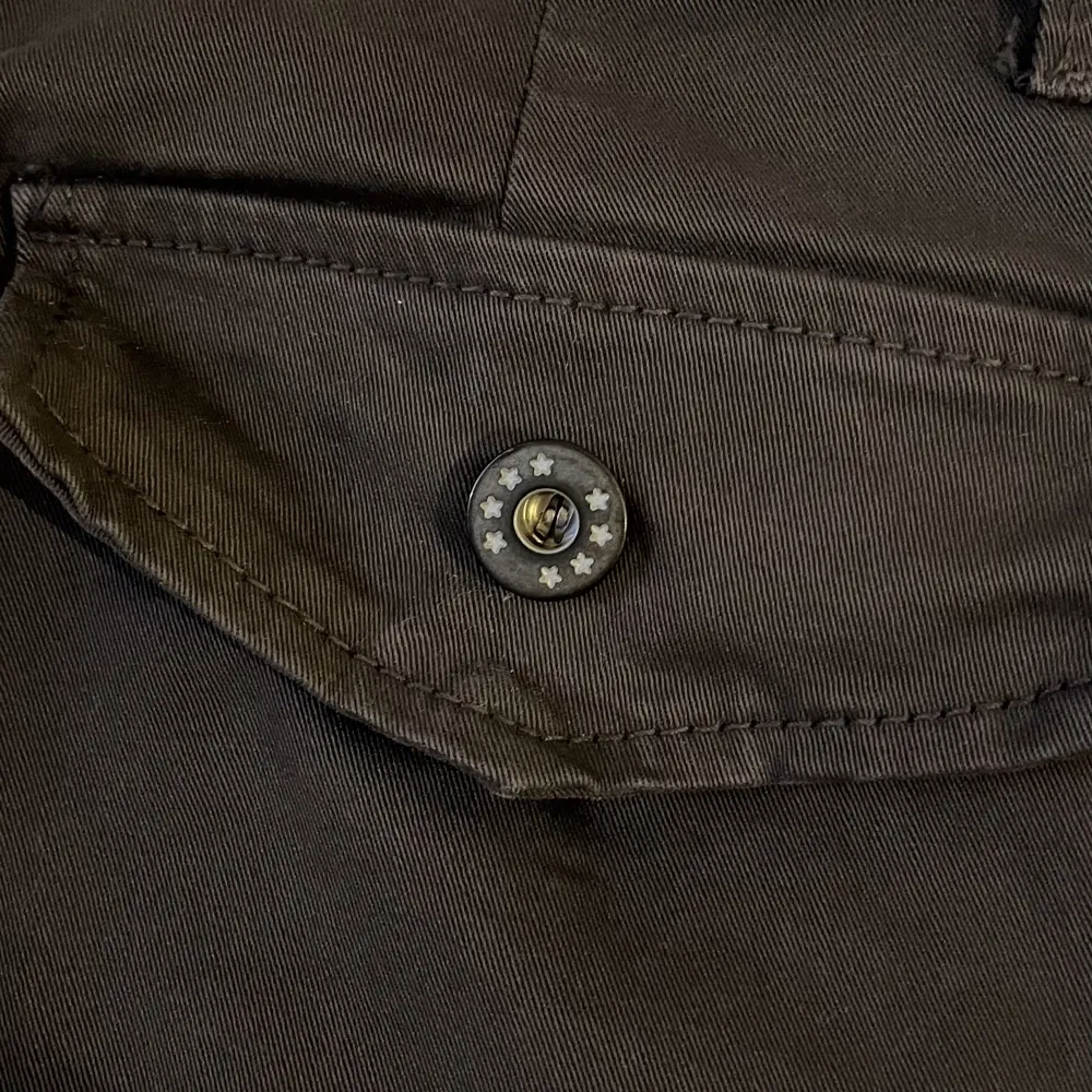 Ett par mörkgröna byxor, de har lite stjärn-detaljer på knapparna, lågmidjade, använda endast 1 gång💞. Jeans & Byxor.