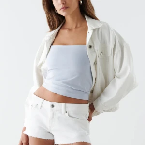 Low waist shorts  - Slutsålda gina shorts. Helt nya med prislapp och allt kvar. Säljer pga fel storlek