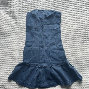 Bandeauklänning  - Svinsnygg strechig bandeauklänning som tyvärr blivit för tajt för mig. Köpt i New York förra året o använd 1 gång bara! Många som är intresserade, buda gärna!  