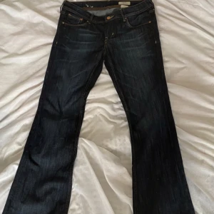 blå low waist bootcut jeans - Super snygga jeans, säljer då de tyvärr är för små för mig:( 