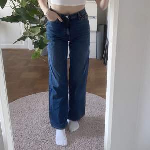 Säljer mina fina jeans från monki som tyvärr har blivit för små. Storlek 26 (36) modell Yoko 