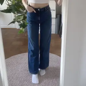 Säljer mina fina jeans från monki som tyvärr har blivit för små. Storlek 26 (36) modell Yoko 