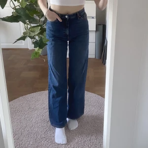 Jeans från monki - Säljer mina fina jeans från monki som tyvärr har blivit för små. Storlek 26 (36) modell Yoko 