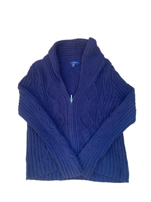 Blå cardigan - Jättefin blå cardigan! Modell är 186 och bär vanligtvis M-L. :)